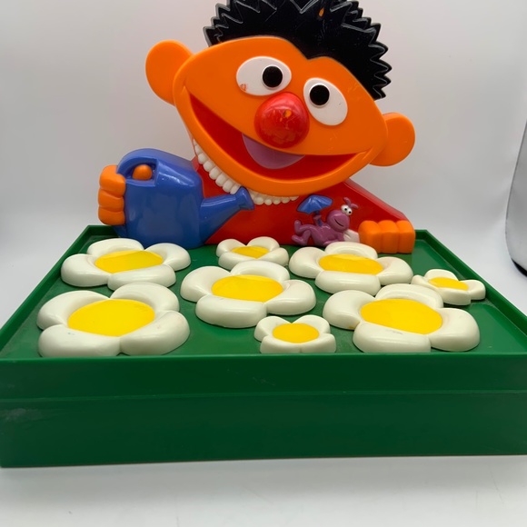 Vintage Lewco 1988 Sesame Street Ernie's Twiddley Winks Plastic Game Board - Picture 2 of 12